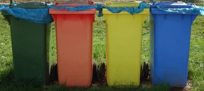 Auf dem Bild sieht man Mülltonnen in verschiedenen Farben
