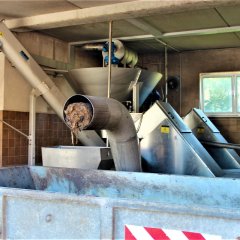 Das Bild zeigt das 1. Foto mit der Rechenanlage der Kläranlage