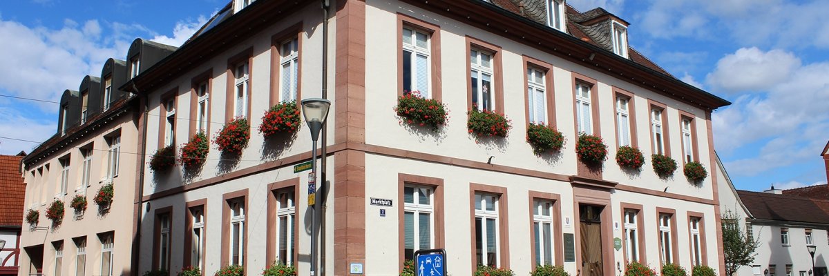 Hier sieht man das Rathaus Babenhausen von der Seite.