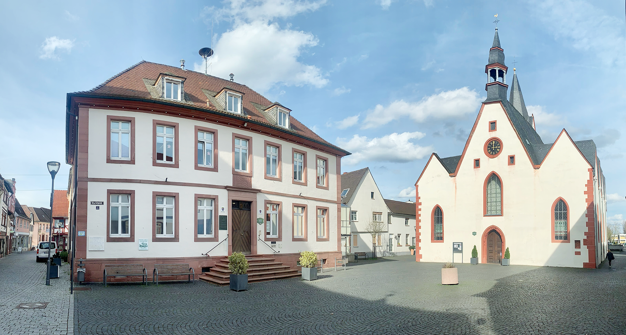Hier sieht man den Marktplatz mit Rathaus und evangelischer Kirche.