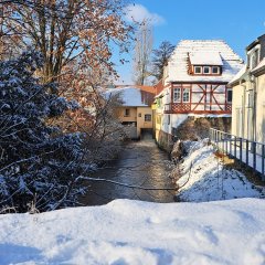 Es ist die Stadtmühle von Babenhausen im Winter zu sehen
