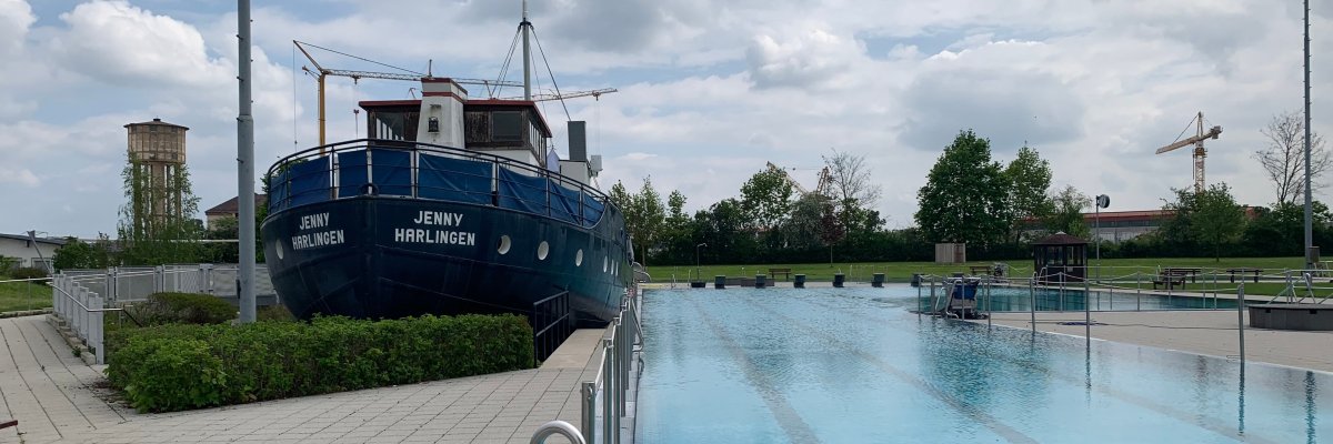Man sieht das Schwimmerbecken und das Schiff des Schwimmbads