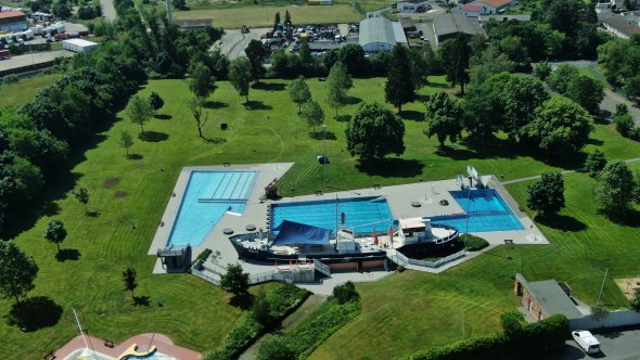 Ansicht des Babenhäuser Schwimmbades von oben
