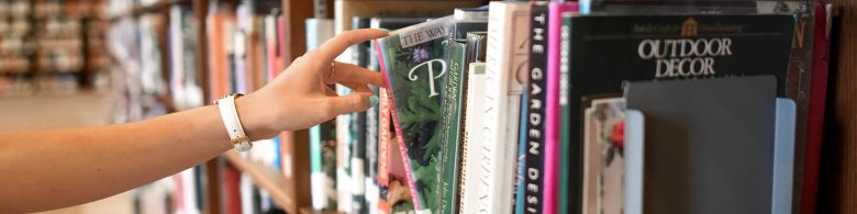 Man sieht ein Bücherregal