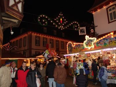 beleuchteter Weihnachtsmarkt in Babenhausen