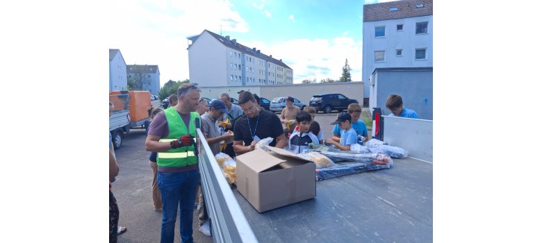 Personen helfen Müll zu räumen