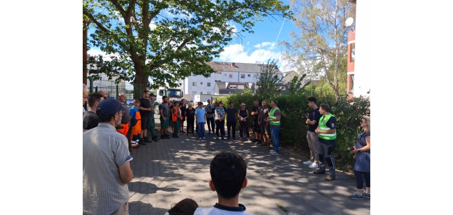 Personen treffen sich zum Müll räumen