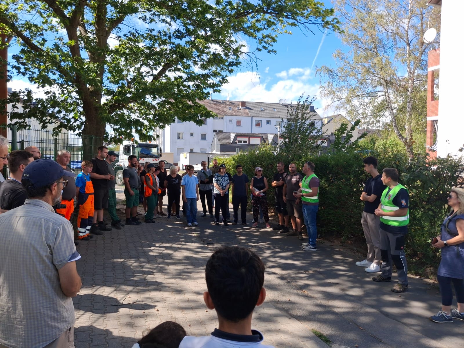 Personen treffen sich zum Müll räumen