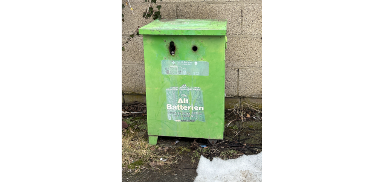 Grüner Batteriebehälter, der entfernt wurde