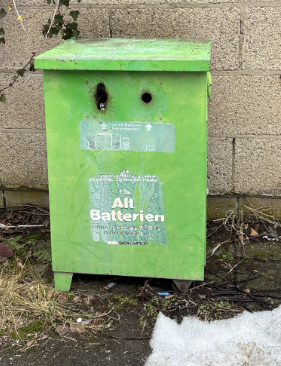 Grüner Batteriebehälter, der entfernt wurde