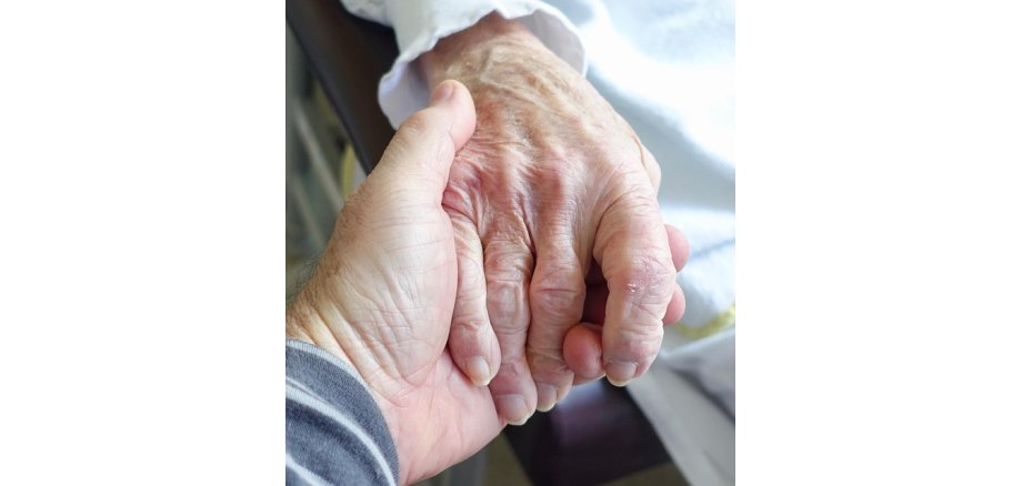 Das Bild zeigt die Hand eines älteren Menschen