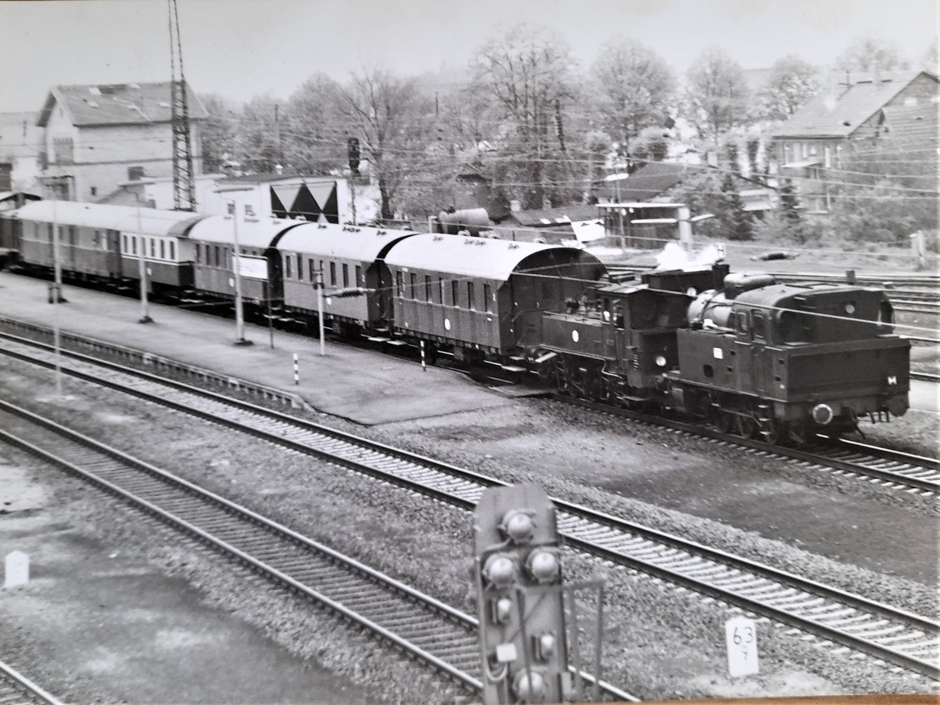 Altes schwarz-weiß Bild vom Bahnhof Babenhausen