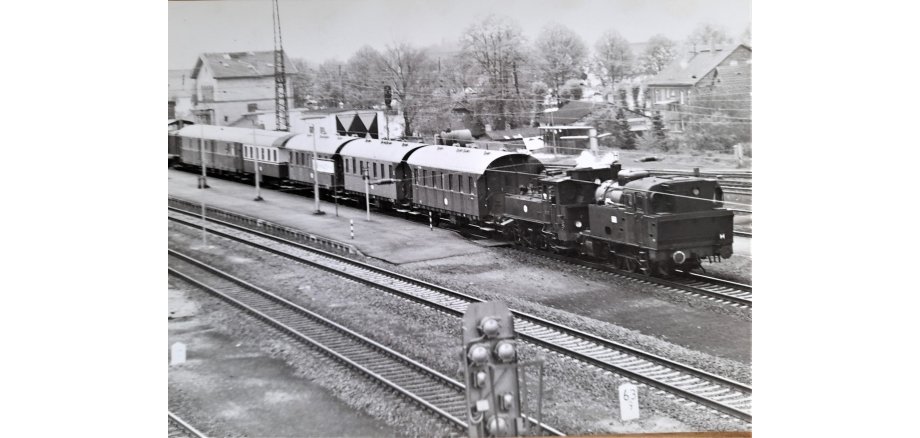 Altes schwarz-weiß Bild vom Bahnhof Babenhausen