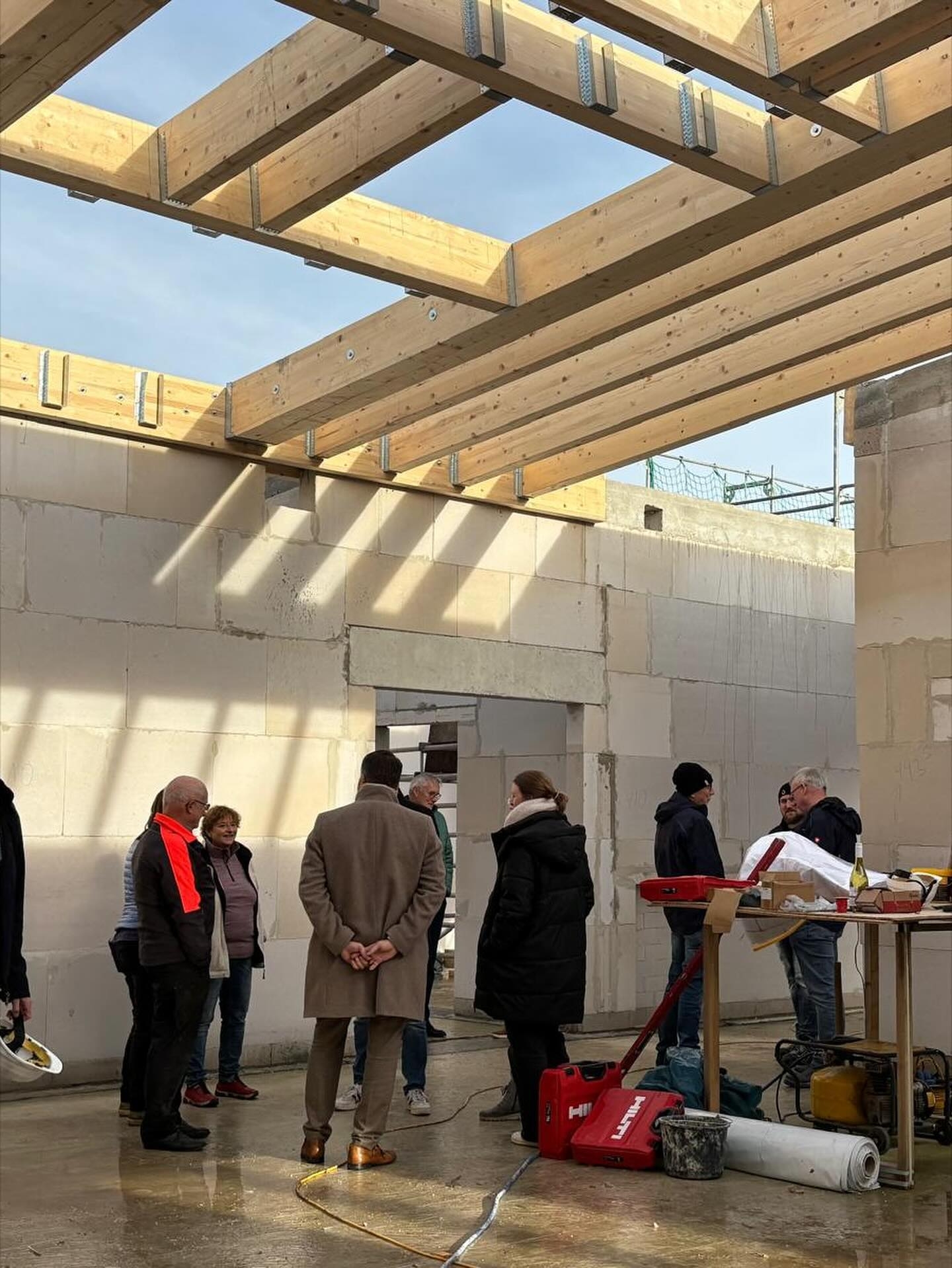 Personen stehen im Rohbau