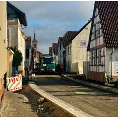 Straße mit Baustelle und Baustellenfahrzeug