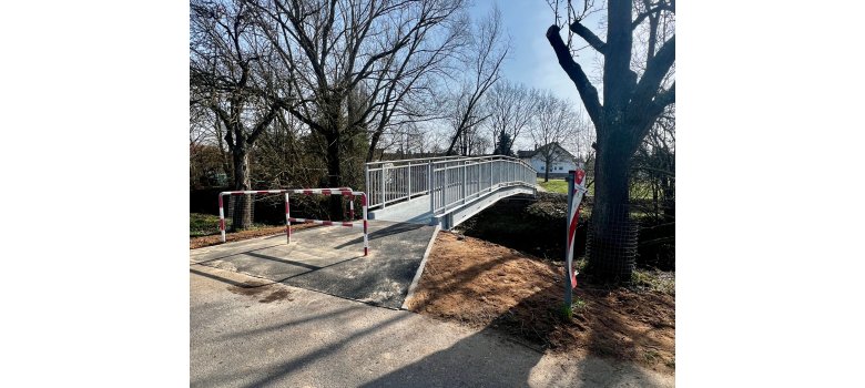 Fußgängerbrücke „Babe020“ über dem Ohlebach