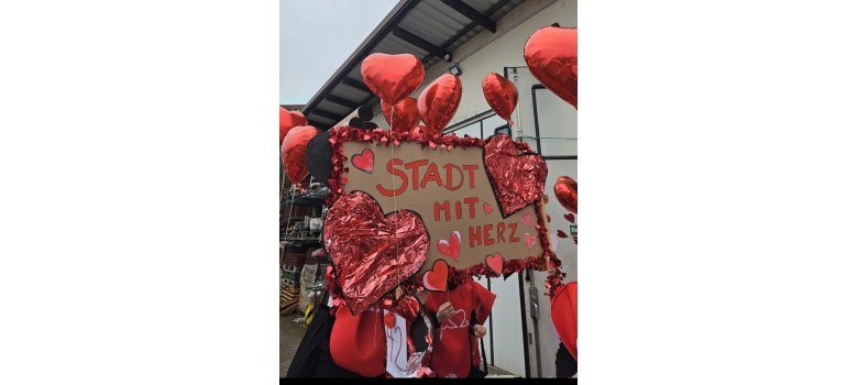 Schild "Stadt mit Herz" Faschingsumzug