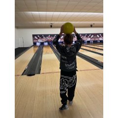 Kind beim Bowling spielen