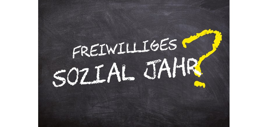 Man sieht einen schwarzen Hintergrund mit der Aufschrift "Freiwilliges Sozial Jahr?"