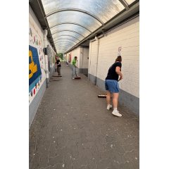 Personen fegen den Boden