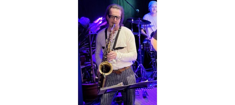 Saxophonspieler spielt live auf der Bühne