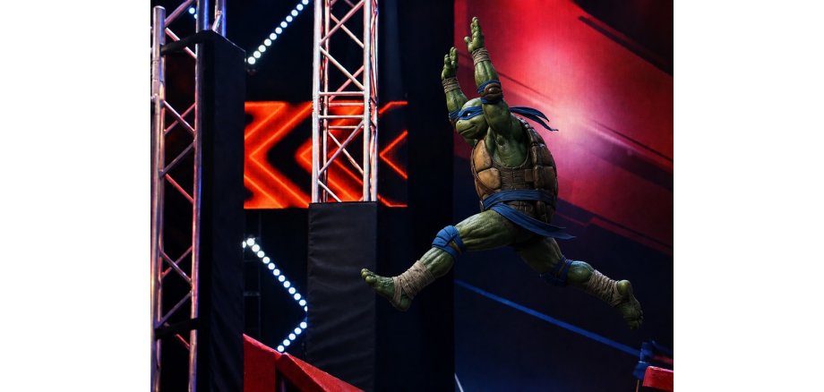 Ninja Turtle spring über einen Parcours