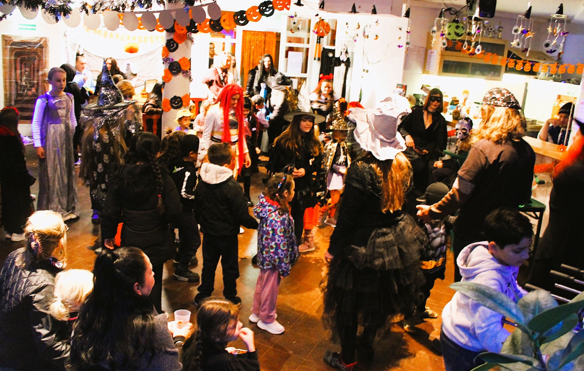 Personen in Halloweenkostümen