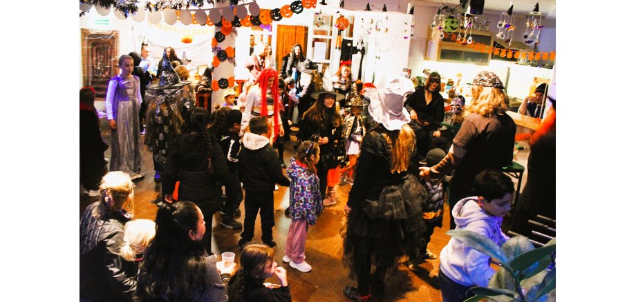 Personen in Halloweenkostümen