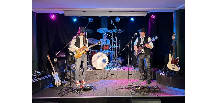 Auf dem Bild sieht man das musikalische Duo Bluestacks