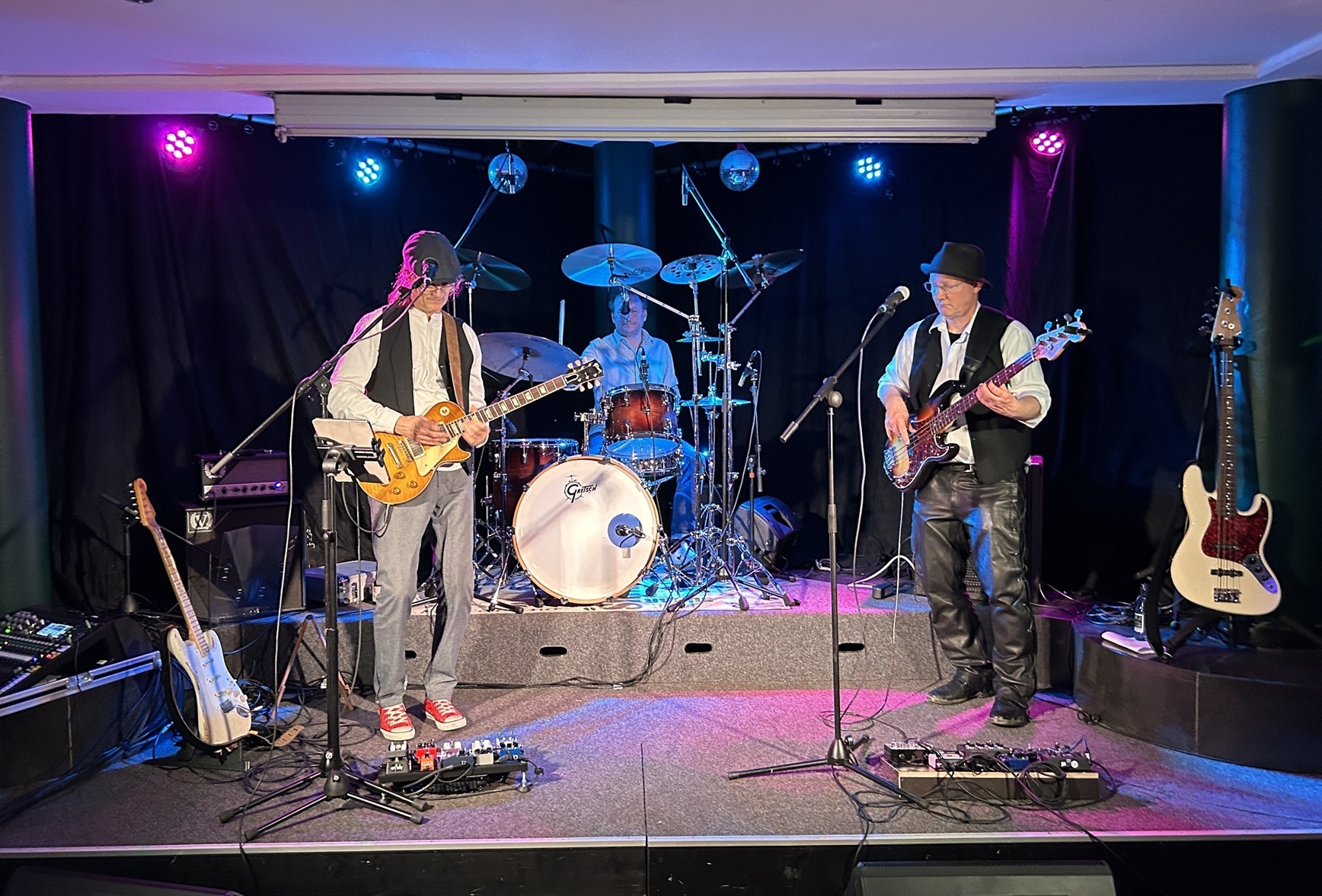 Auf dem Bild sieht man das musikalische Duo Bluestacks