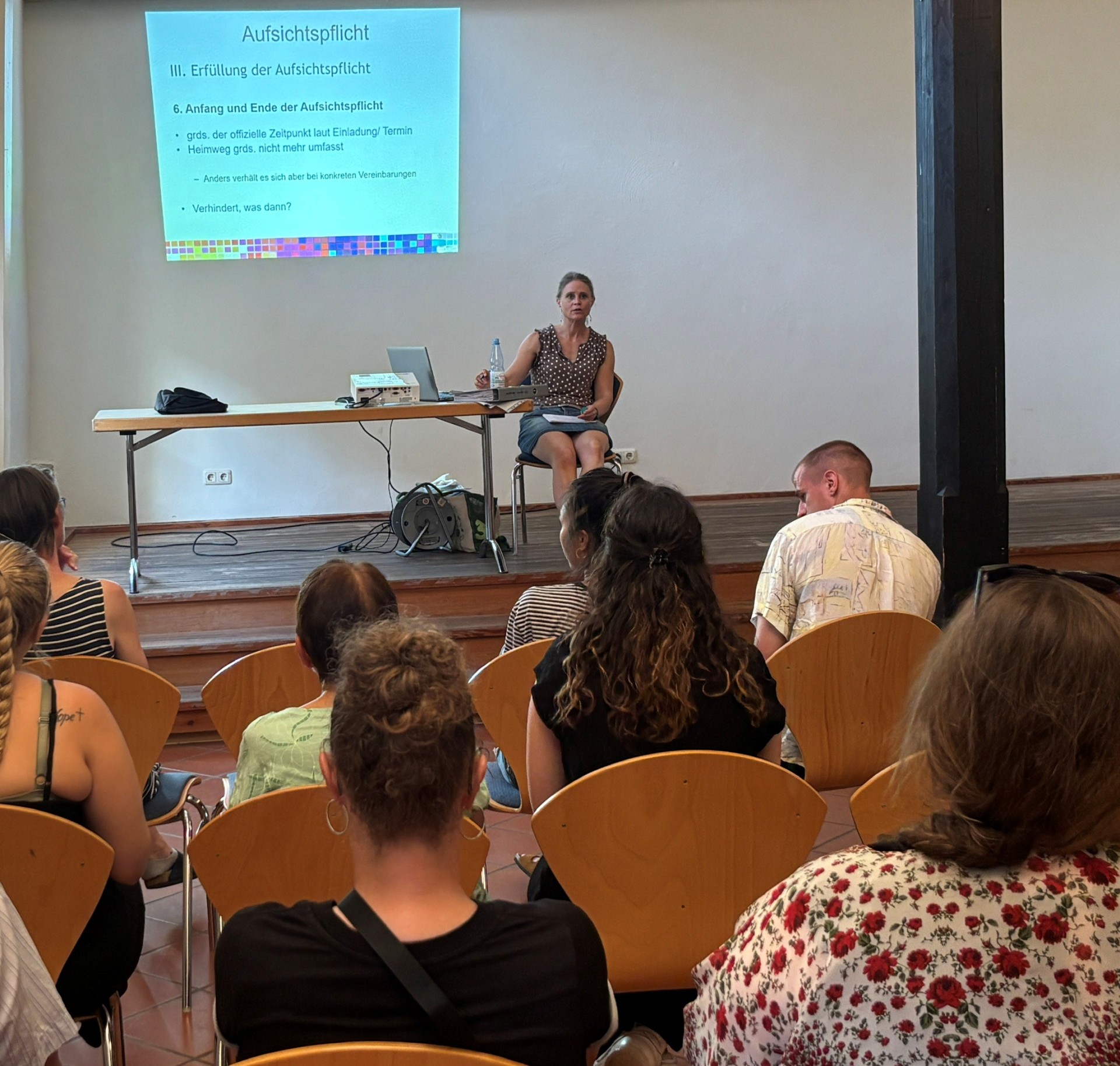 Personen in einem Raum während eines Seminars