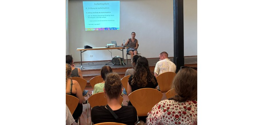 Personen in einem Raum während eines Seminars