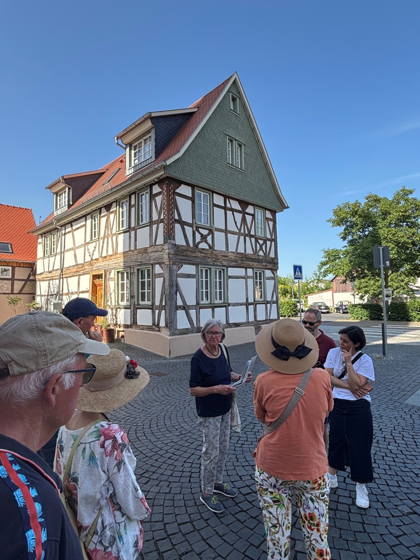 Personen stehen vor Fachwerkhaus