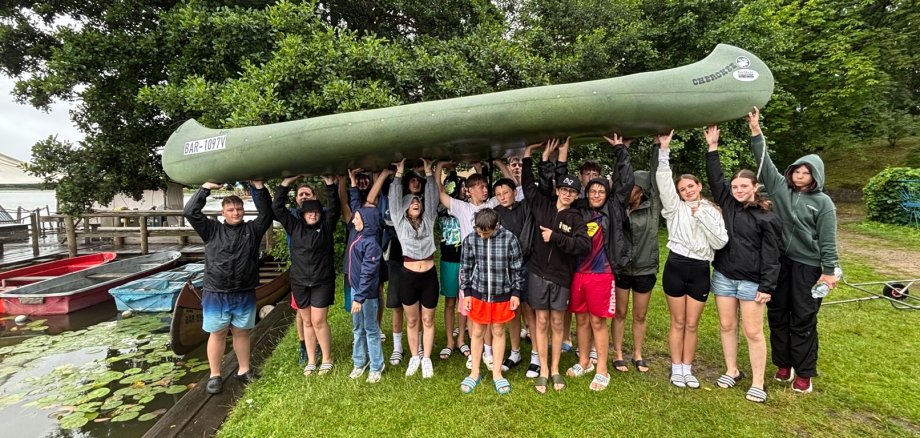Auf dem Bild sieht man die Reisegruppe, die nach Rügen gefahren ist.