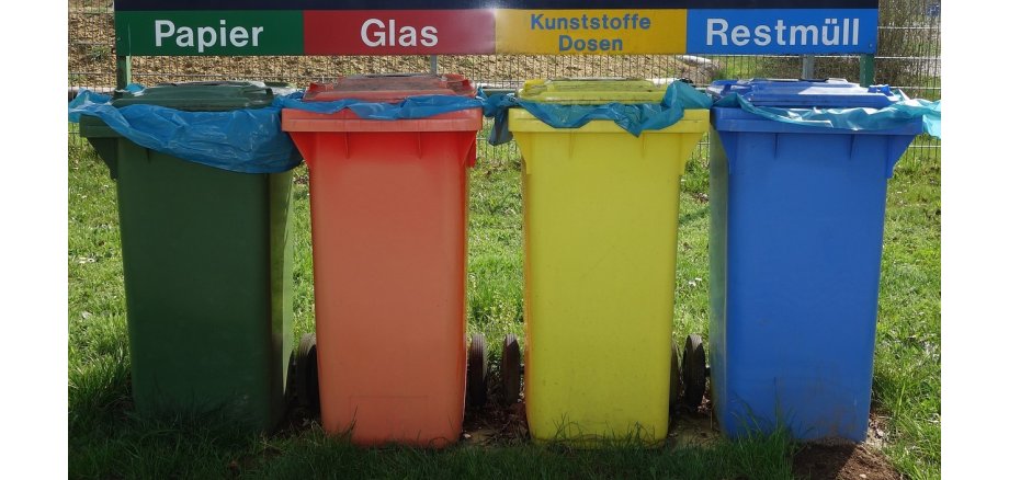 Man sieht verschiedenfarbige Mülltonnen für die Mülltrennung