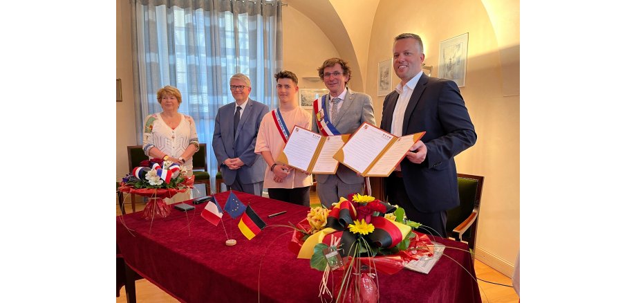 Die Bürgermeister bei der Unterzeichnung / Erneuerung der Verschwisterungsurkunde. Zu sehen v.l.n.r. Madame Buchi (Bgm. A.D.), Monsieur Hetzel (Vertreter Nationalversammlung), Vertreter Jugendparlament Bouxwiller, Patrick Michel (Bgm. Bouxwiller) und Dominik Stadler (Bgm. Babenhausen).