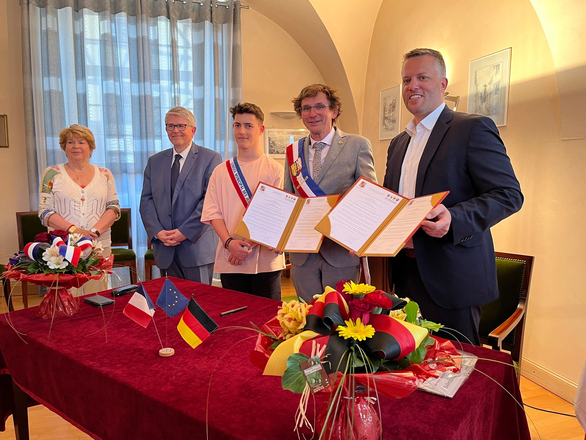 Die Bürgermeister bei der Unterzeichnung / Erneuerung der Verschwisterungsurkunde. Zu sehen v.l.n.r. Madame Buchi (Bgm. A.D.), Monsieur Hetzel (Vertreter Nationalversammlung), Vertreter Jugendparlament Bouxwiller, Patrick Michel (Bgm. Bouxwiller) und Dominik Stadler (Bgm. Babenhausen).