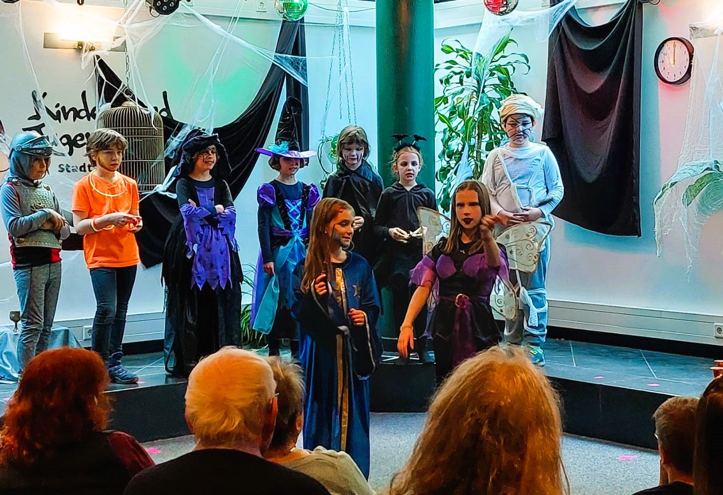 Man sieht Kinder die sich zu Halloween verkleidet haben.