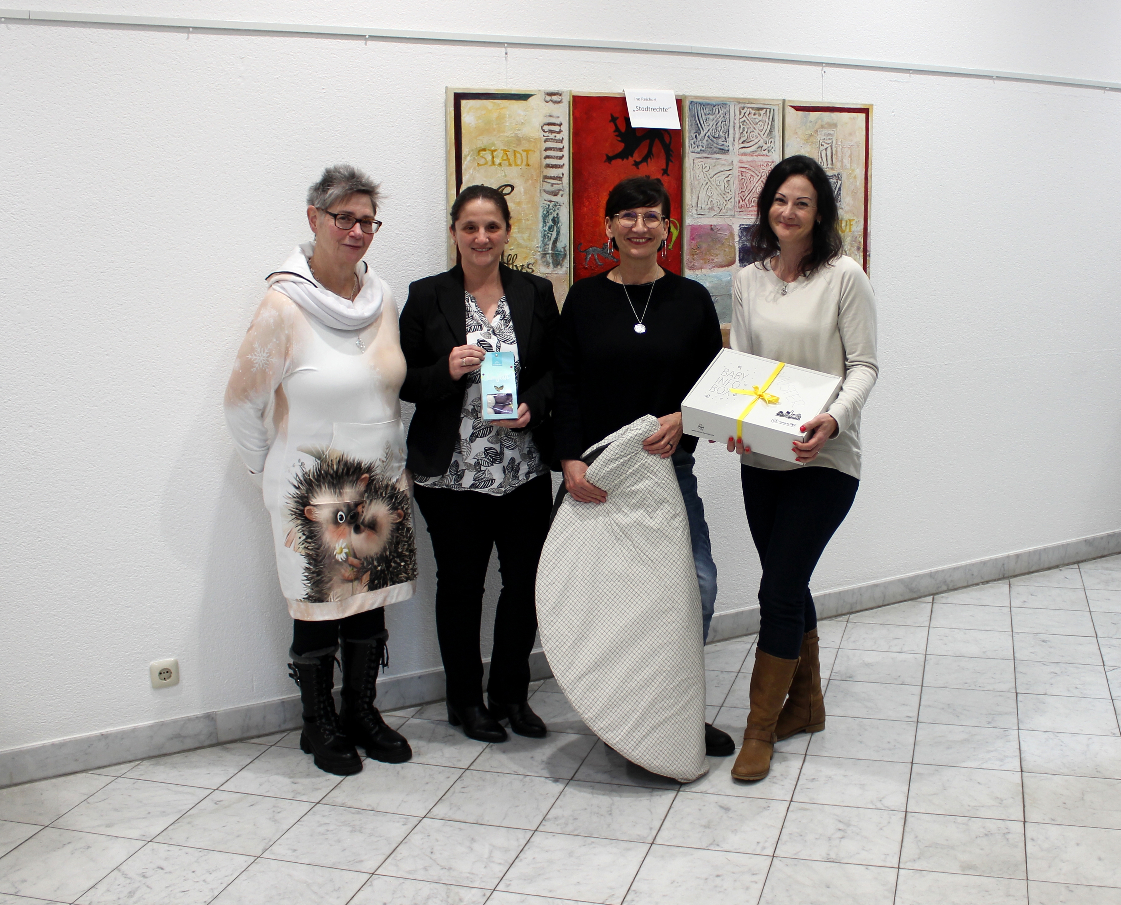 Auf dem Bild sieht man die Mitarbeitenden der Baby Info Box