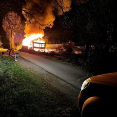 Man sieht ein brennendes Gewächshaus.