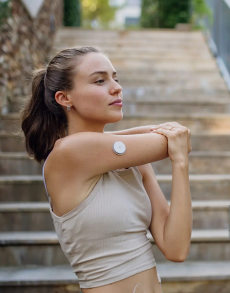 Auf dem Bild ist eine junge Frau, die an Diabetes erkrankt ist