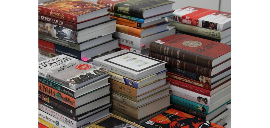 Nahaufnahme mehrere Bücherstapel