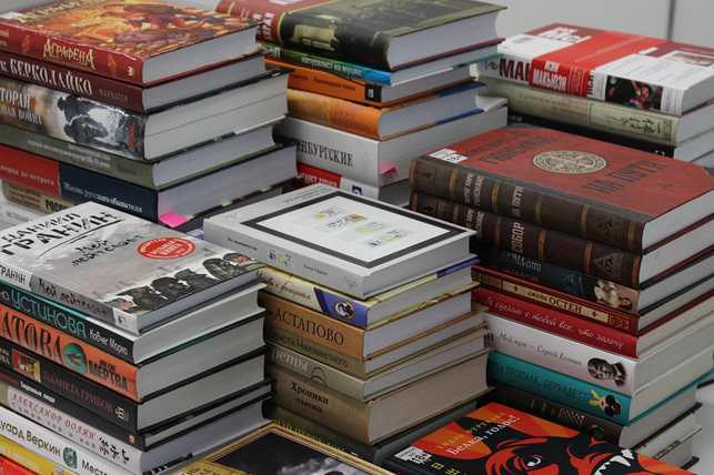 Nahaufnahme mehrere Bücherstapel