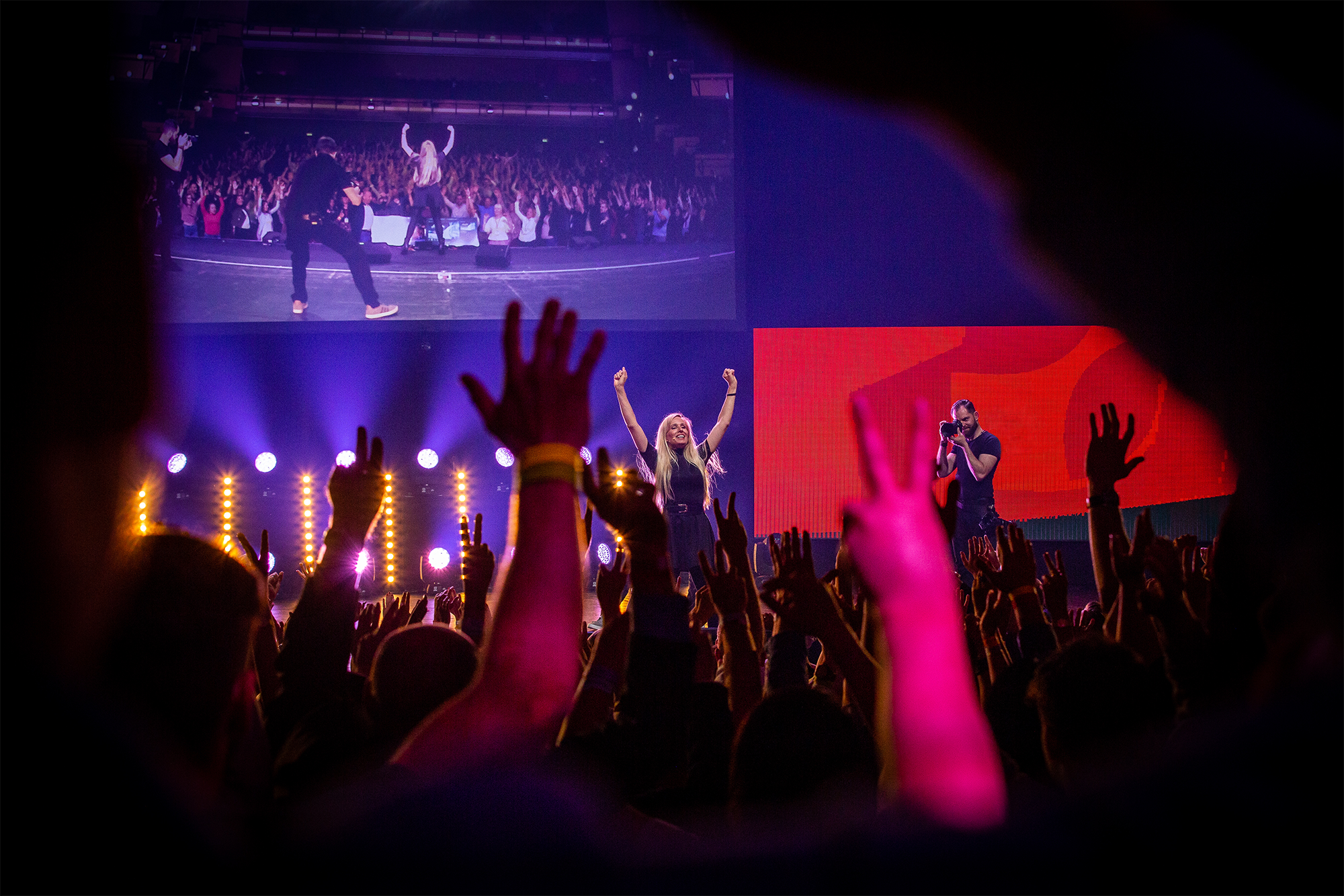 ein Mikrofon auf einer Bühne