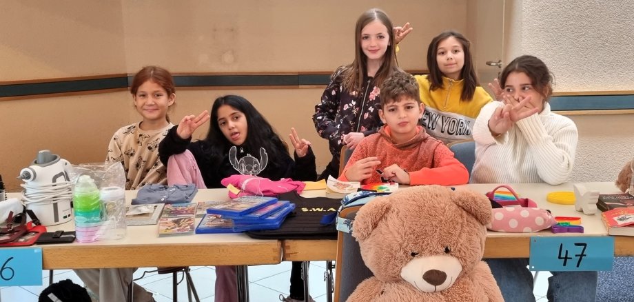 Kinder, die ihr Spielzeug auf dem Flohmarkt verkaufen.
