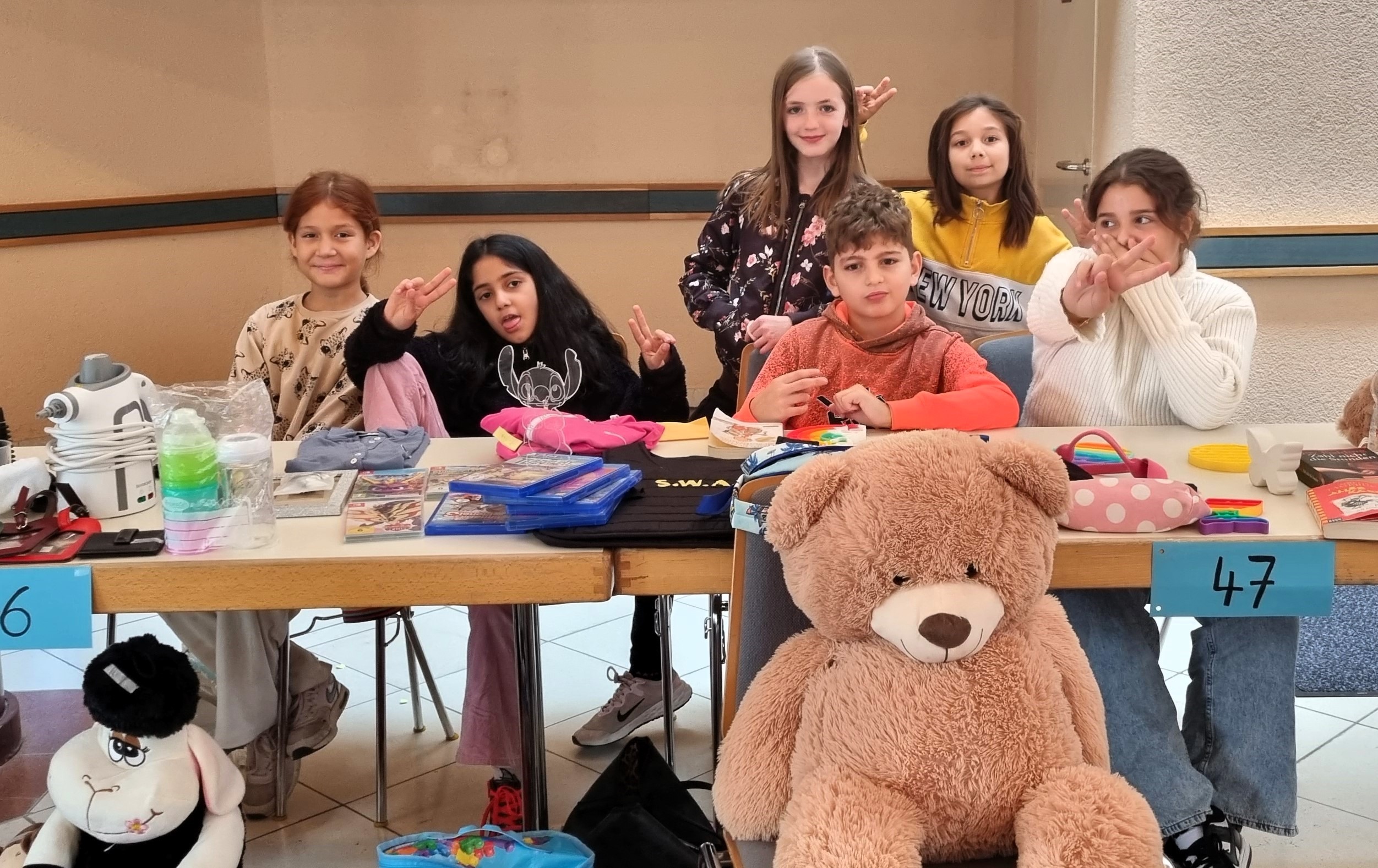 Kinder, die ihr Spielzeug auf dem Flohmarkt verkaufen.