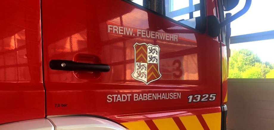 Man sieht ein Feuerwehrauto der freiwilligen Feuerwehr Babenhausen.