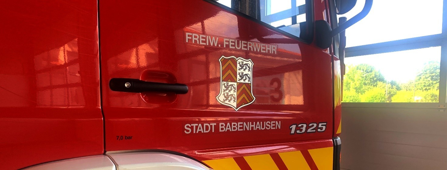 Man sieht ein Feuerwehrauto der freiwilligen Feuerwehr Babenhausen. 