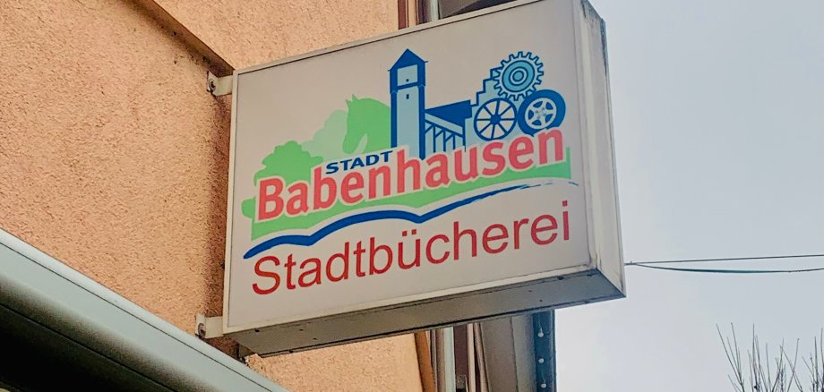 Das Schild der Babenhäuser Stadtbücherei