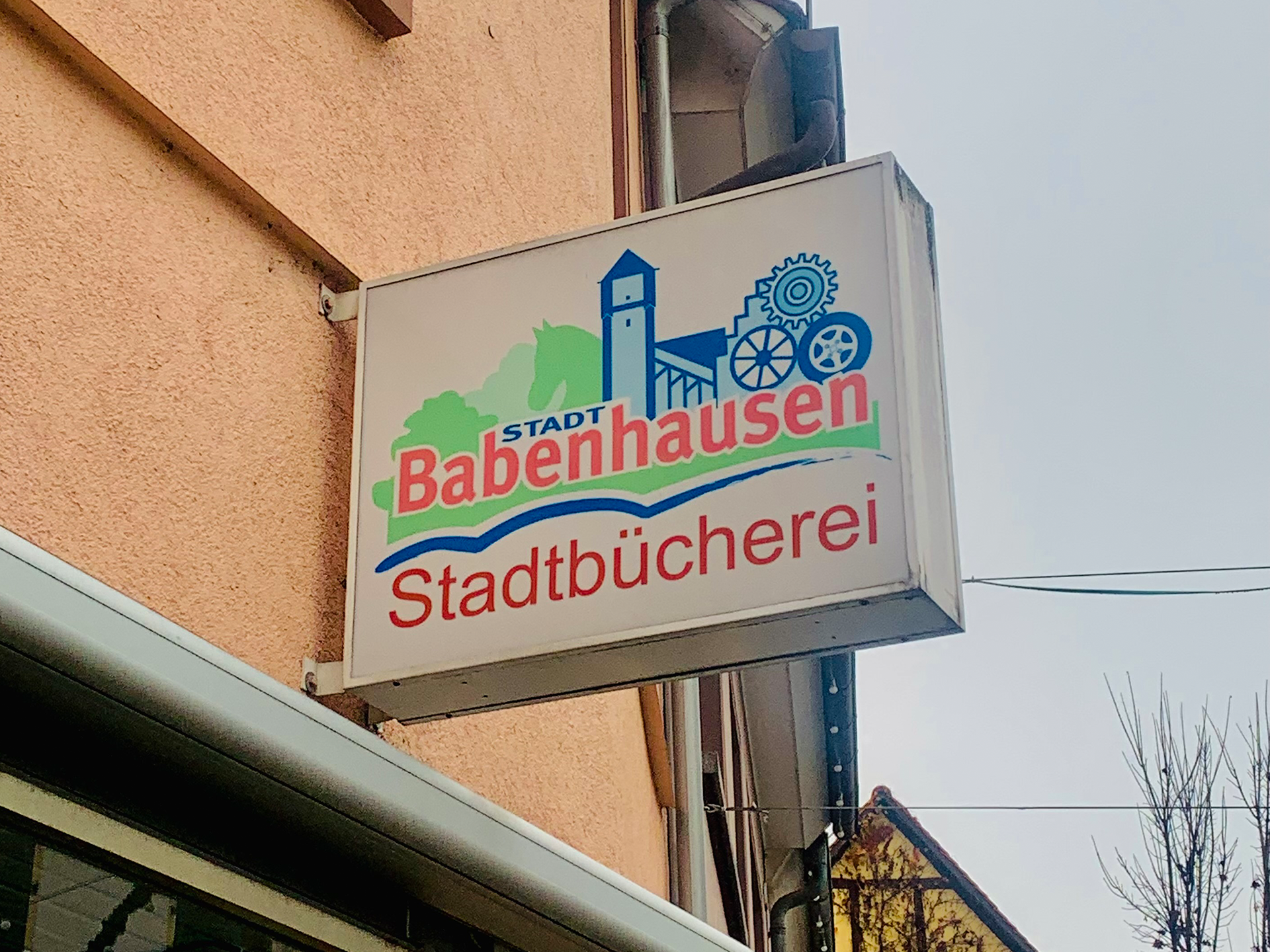 Das Schild der Babenhäuser Stadtbücherei